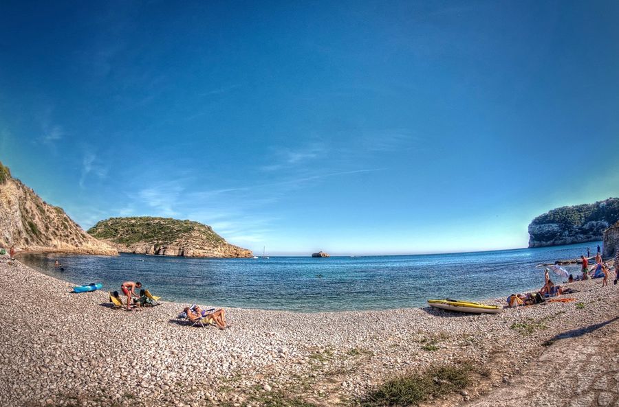 La cala del Portitxol, de piedra, con la isla enfrente