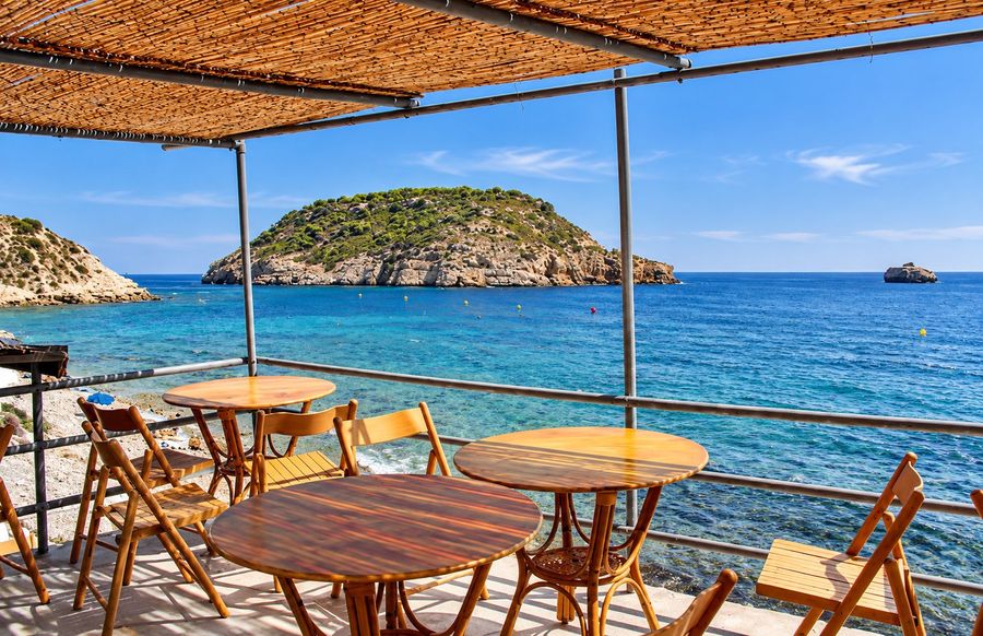 Terraza de cañizo sobre el mar, frente a la isla del Portitxol