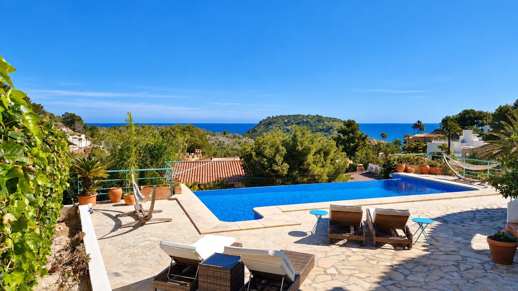 La terraza de la piscina con el mar y la isla al fondo