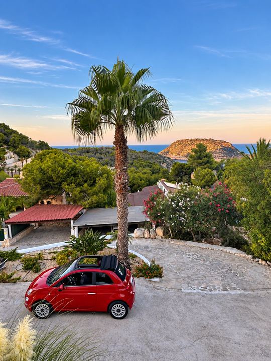 Aparcamiento dentro de la parcela, con la isla al fondo
