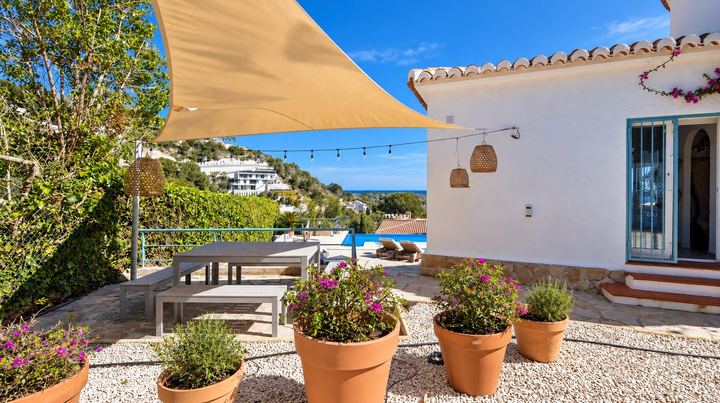 Comedor exterior a la sombra