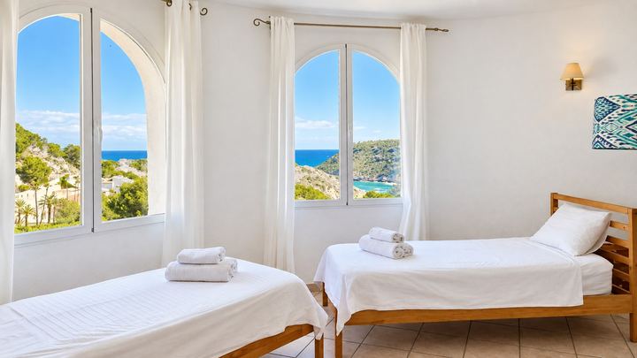 Dormitorio familiar con ventanas a la cala