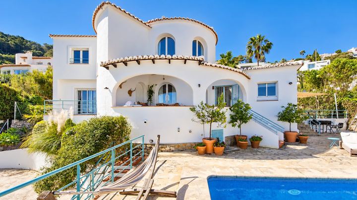 La casa vista desde la piscina
