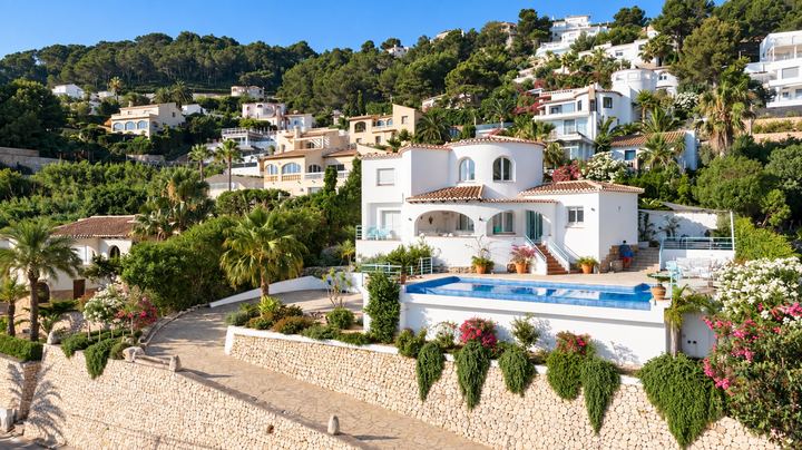 La casa y la piscina vistas desde el aire